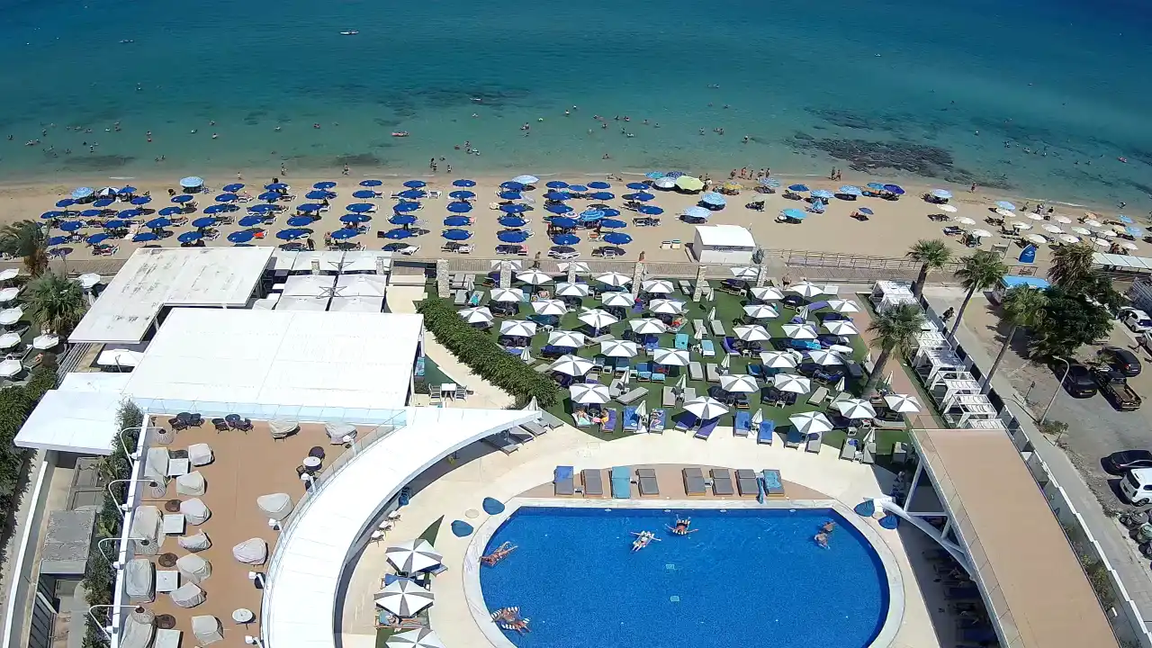 Webcam snapshot from :city — August 11, 2026 11:00